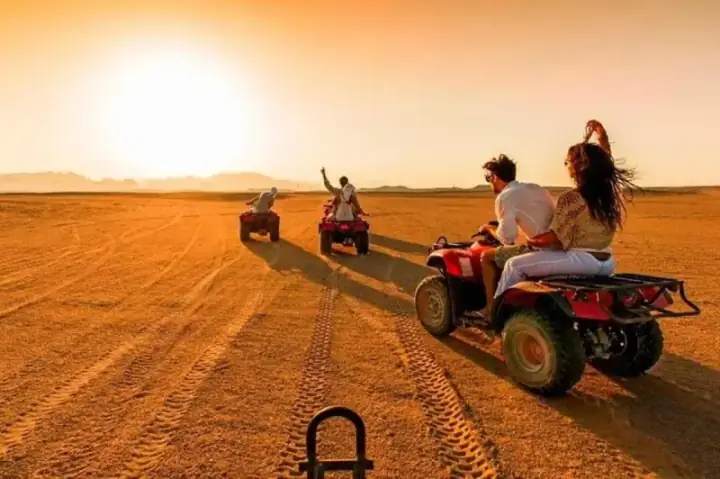 Dîner-spectacle dans le désert d'Agafay avec quad et balade en chameau au coucher du soleil — photo 1 sur Booking.com Attractions