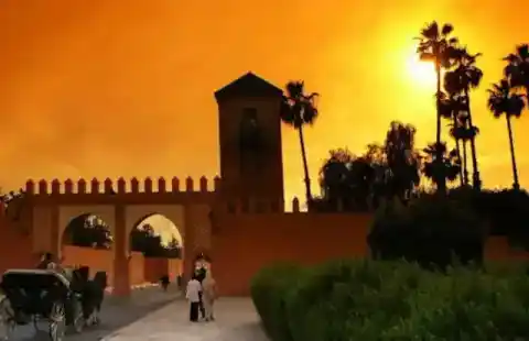 Porte et remparts de Marrakech au coucher du soleil
