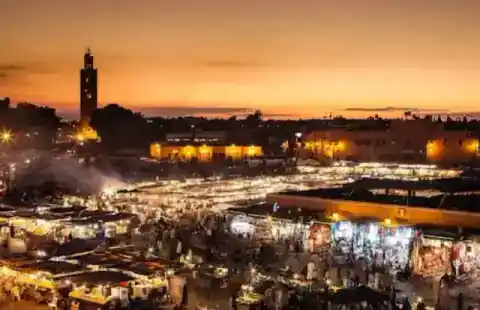 Place Jemaa el-Fna et minaret au crépuscule