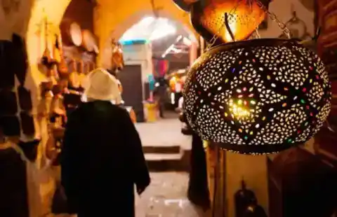 Lanternes et passage dans les souks de Marrakech