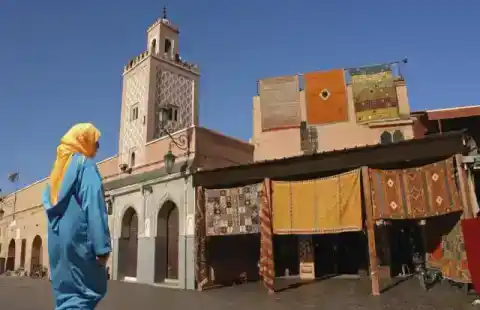 Minaret et commerces à Marrakech