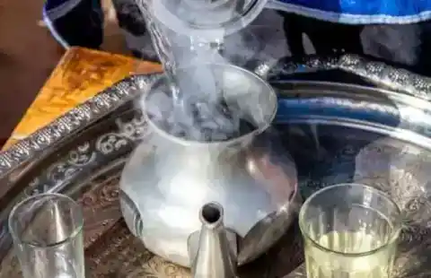 Préparation du thé marocain