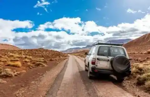 Véhicule 4×4 sur une route du Haut Atlas