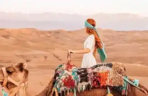 Voyageuse à dos de chameau dans l’Agafay
