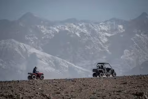 Quad et buggy face aux montagnes