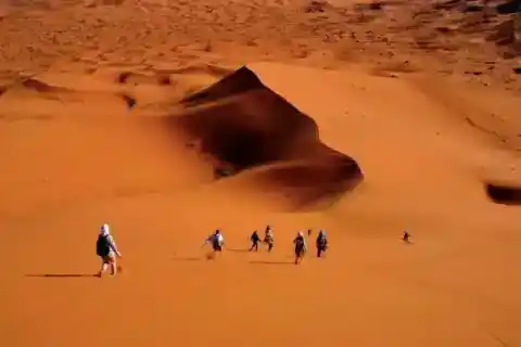 Caravane au pied des dunes de Merzouga — Project Expedition