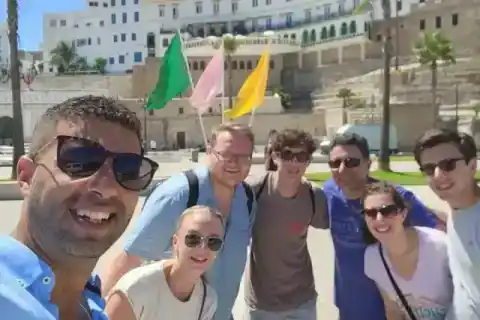 Groupe avec son guide à Tanger — Project Expedition