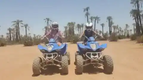 Deux quads sur une piste de la palmeraie — Project Expedition