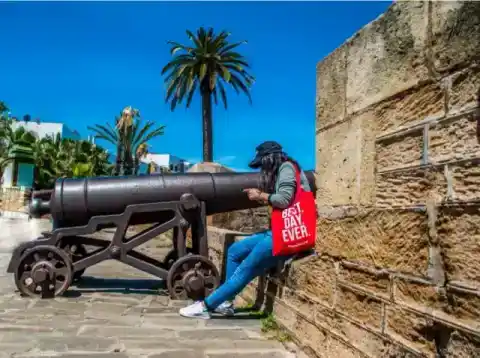 Voyageur près d’un canon sur les remparts de Casablanca — Project Expedition