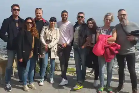 Groupe de voyageurs avec leur guide — Project Expedition