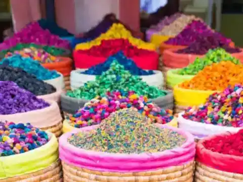 Étal de poudres colorées dans un souk — Responsible Travel