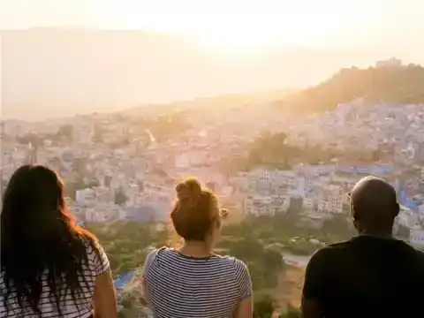 Voyageurs admirant une ville marocaine au coucher du soleil — Responsible Travel