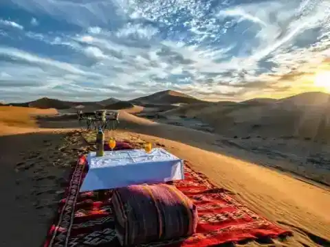 Table dressée face aux dunes — Responsible Travel