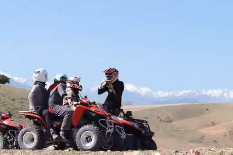 Groupe en quad sur un plateau d’Agafay