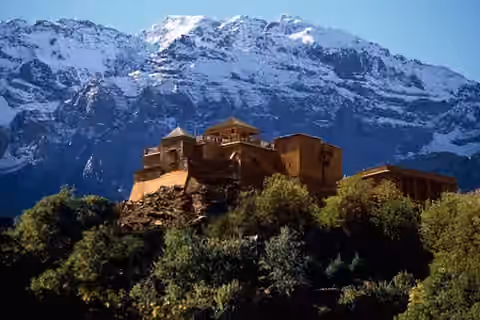 Kasbah au pied des sommets enneigés de l’Atlas