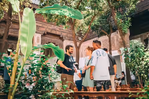 Guide et visiteurs dans un jardin du palais