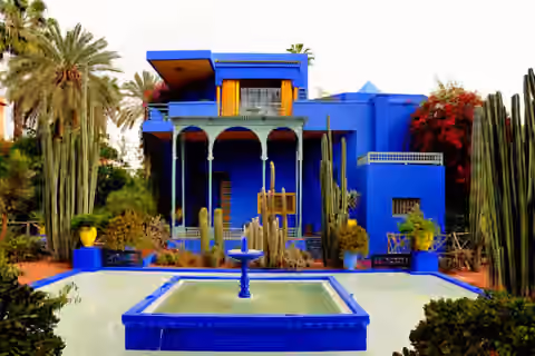 Bâtiment bleu et fontaine du Jardin Majorelle