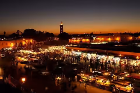 Place Jemaa el-Fna illuminée la nuit