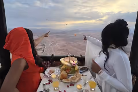 Passagers prenant leur petit-déjeuner en montgolfière