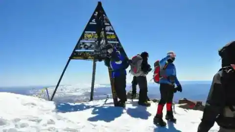 Randonneurs au sommet enneigé du Toubkal — TourHQ