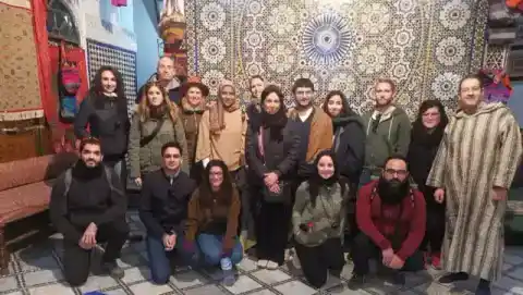 Groupe de visiteurs devant des mosaïques à Fès — TourHQ