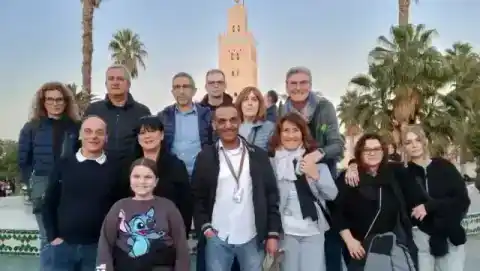 Groupe de visiteurs devant la Koutoubia — TourHQ