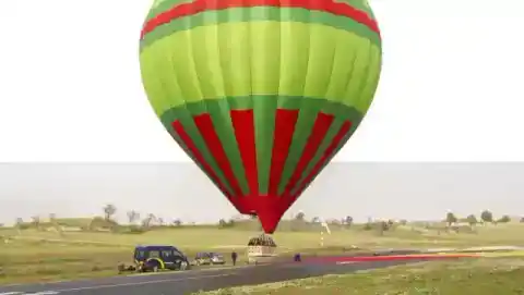 Montgolfière verte au décollage — TourHQ