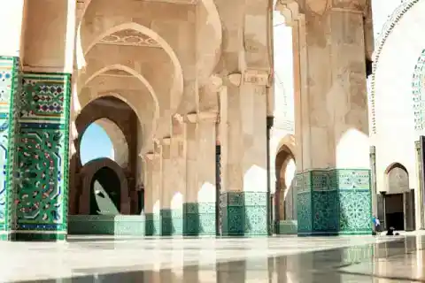 Intérieur de la mosquée Hassan II — TourHub