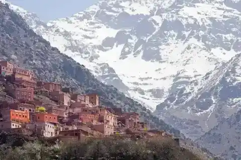 Village au pied des sommets enneigés de l’Atlas — Traveloka