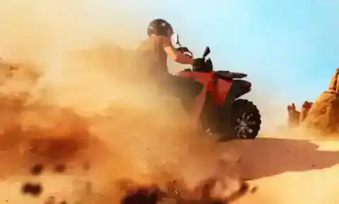 Quad dans un nuage de poussière — Traveloka