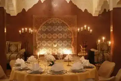 Table dressée dans le restaurant — Traveloka