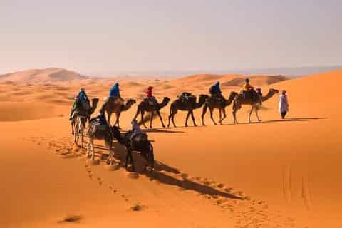 Caravane dans les dunes marocaines