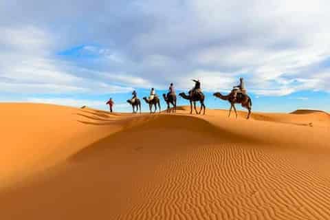 Caravane dans les dunes de Merzouga