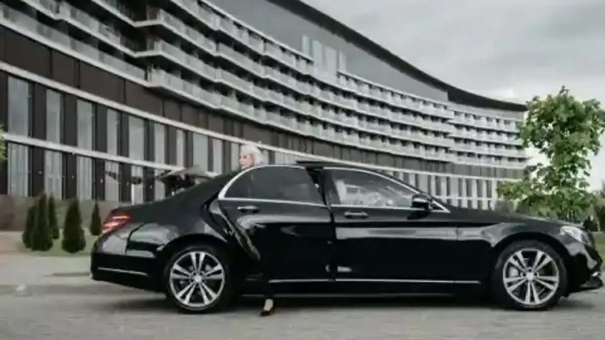 Berline noire dédiée au transport privé — sélection GetYourGuide Transfers