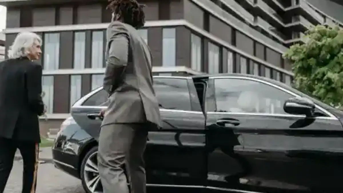 Chauffeur accueillant une passagère à bord d’une berline — sélection Jayride
