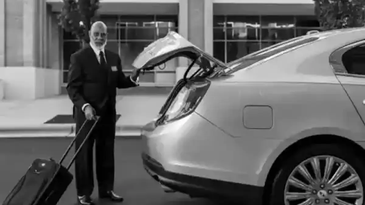 Chauffeur chargeant les bagages dans une berline — sélection Talixo