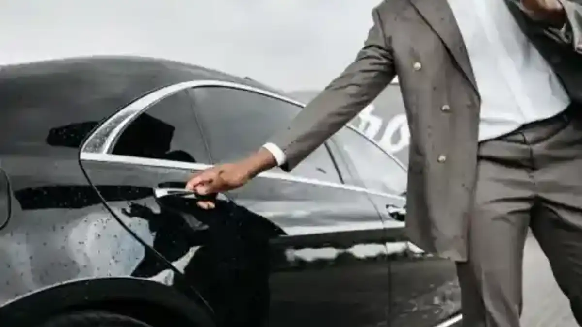 Chauffeur professionnel ouvrant la porte d’une berline — sélection Mozio