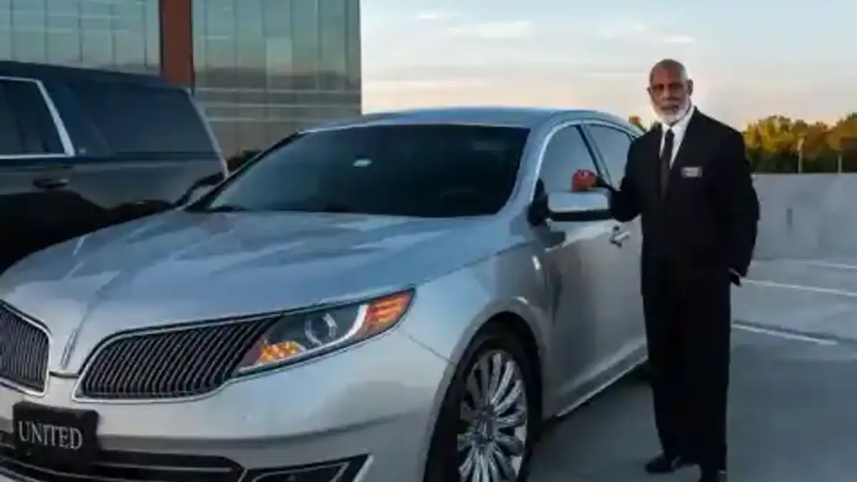 Chauffeur professionnel à côté de sa berline — sélection Daytrip