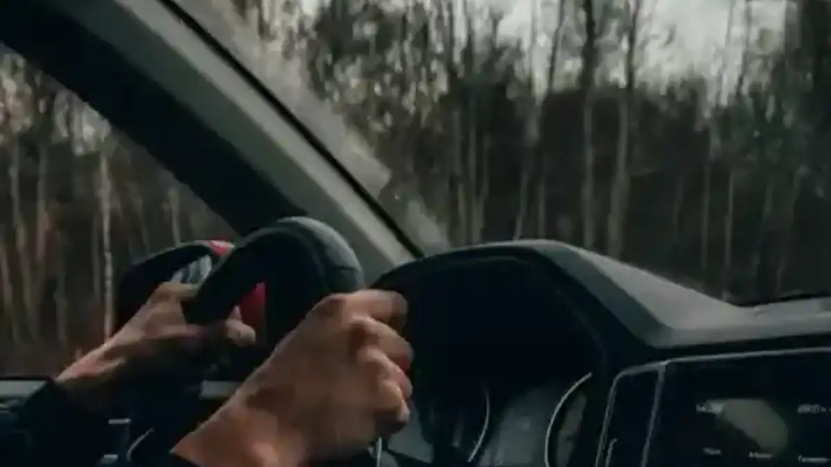 Conducteur professionnel au volant sur un trajet — sélection Civitatis Transfers