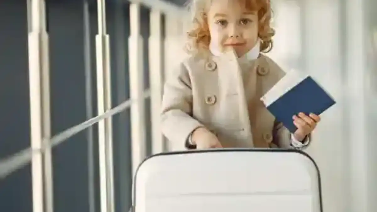 Jeune voyageuse avec passeport et valise à l’aéroport — sélection Welcome Pickups