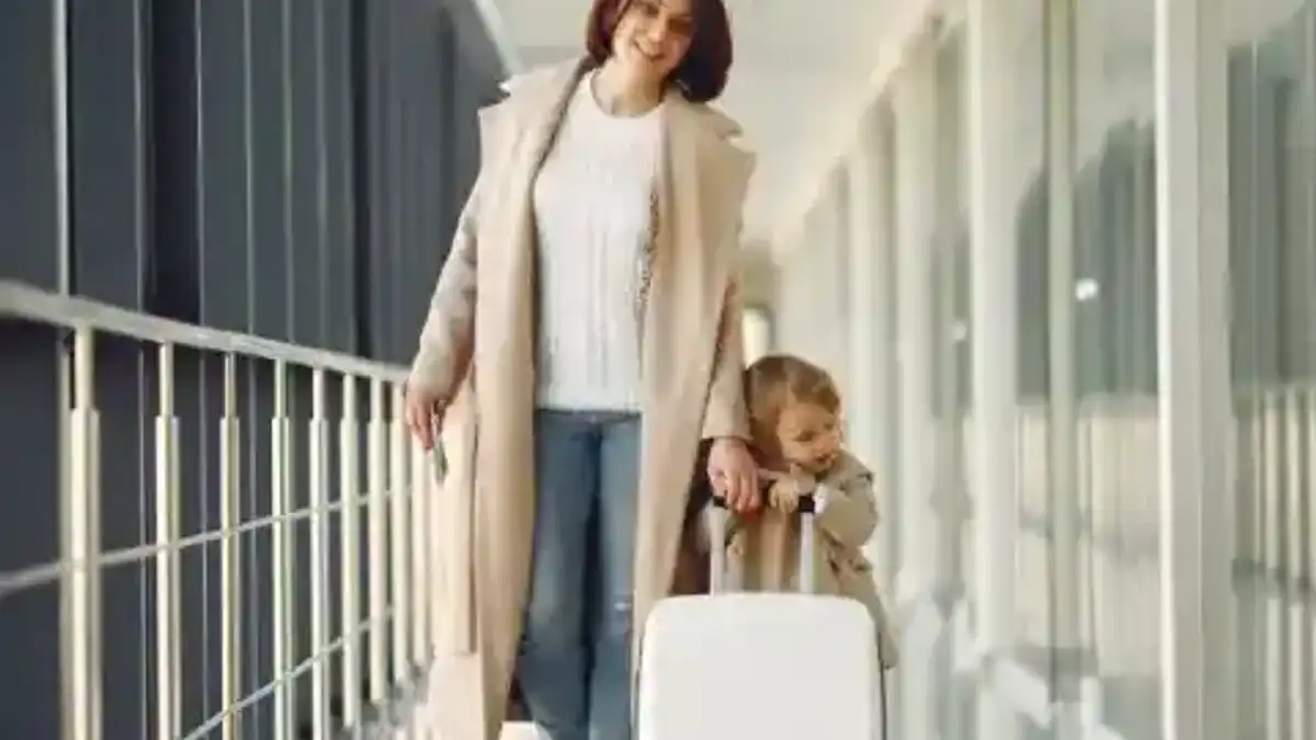 Famille avec valises dans un terminal aéroportuaire — sélection Suntransfers