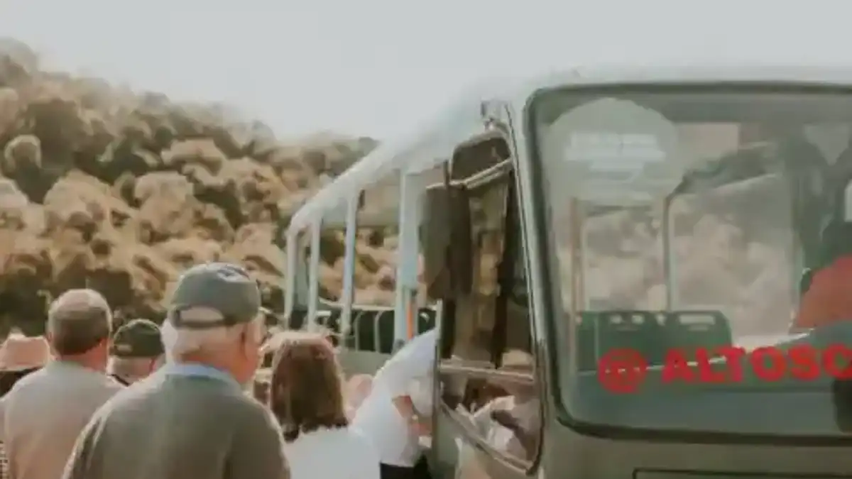 Groupe de voyageurs embarquant dans un véhicule collectif — sélection Daytrip