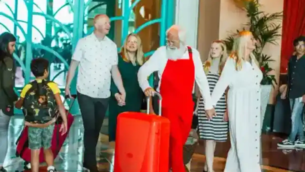 Groupe de voyageurs avec bagages à l’arrivée — sélection Jayride