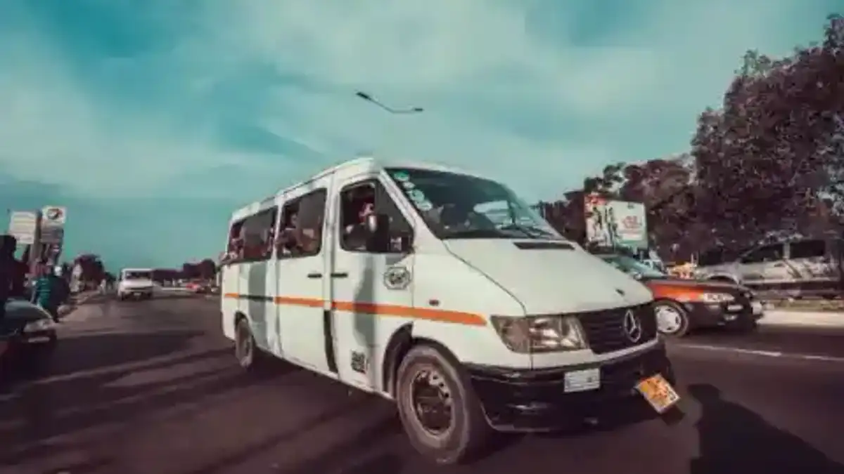 Minibus dédié au transport touristique au Maroc — sélection Hoppa