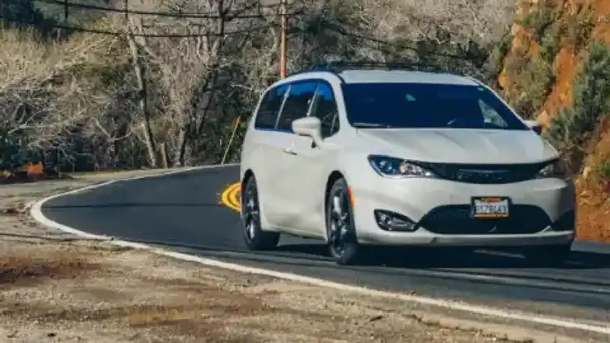 Minivan de transport de passagers sur la route — sélection Kiwitaxi