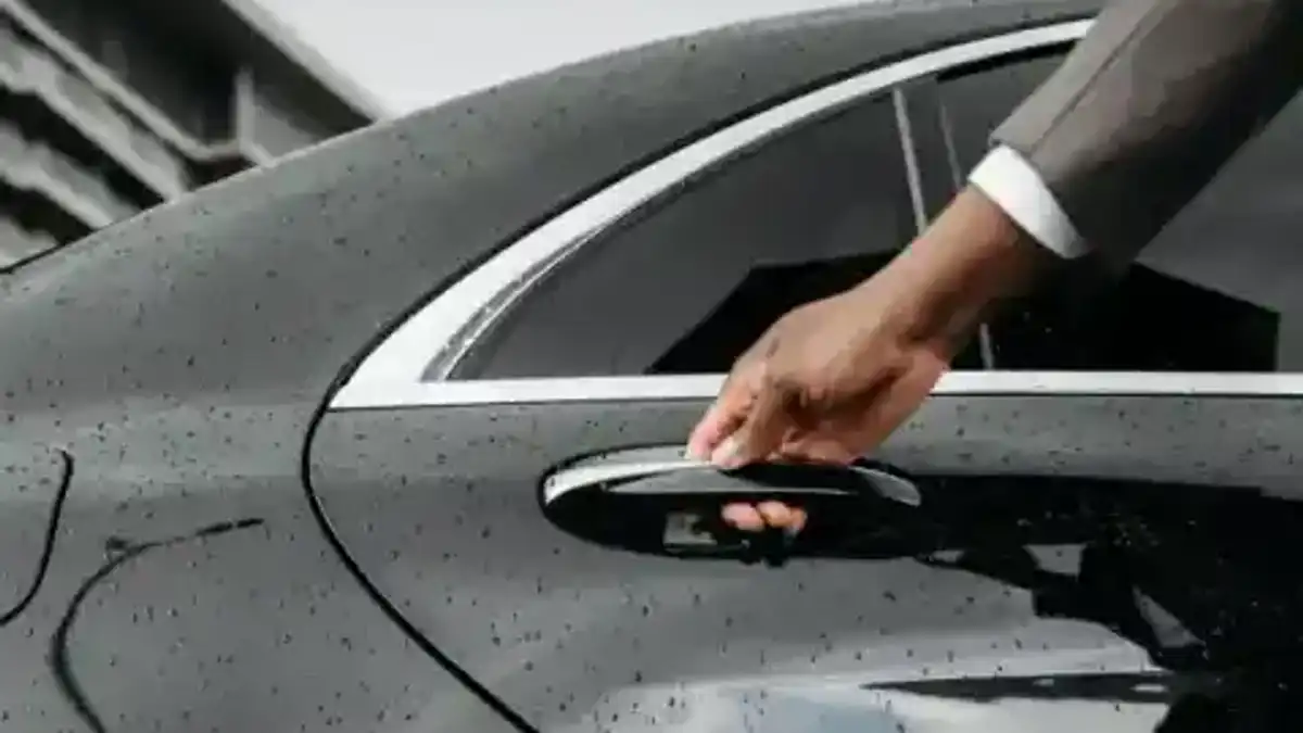 Geste d’accueil sur la porte d’une berline premium — sélection Jayride