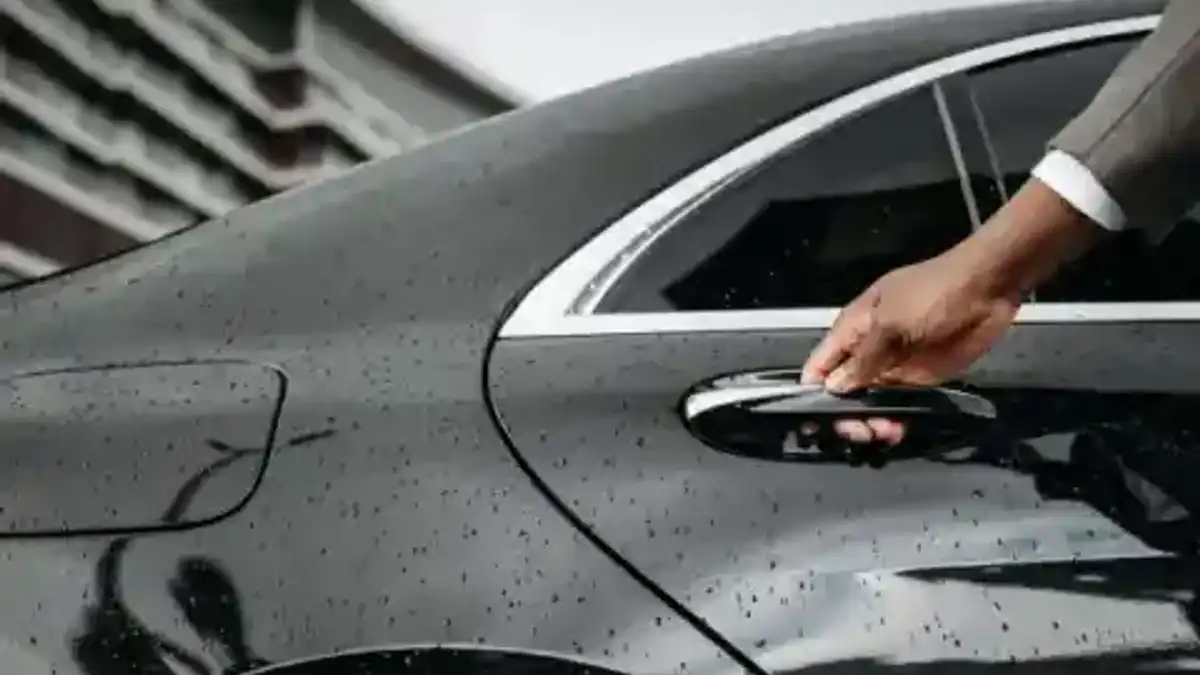 Service d’ouverture de porte sur une berline noire — sélection Blacklane