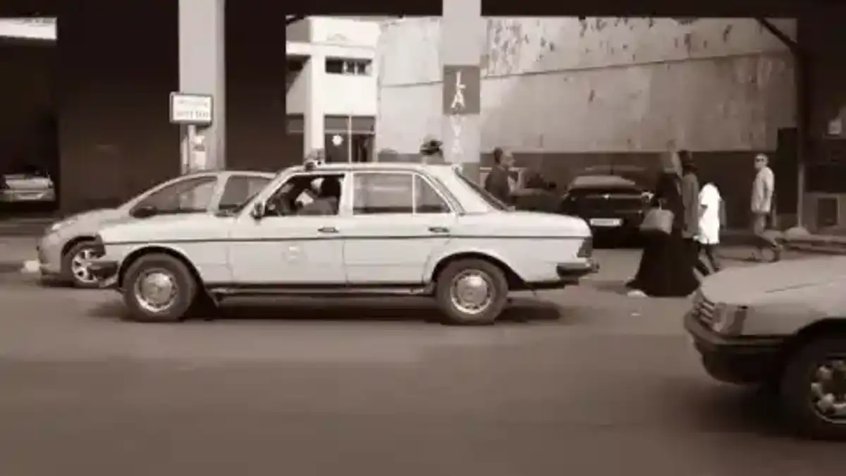 Taxi urbain circulant au Maroc — sélection Jayride