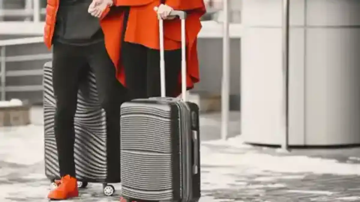 Voyageurs avec valises prêts pour leur transfert — sélection SIXT ride