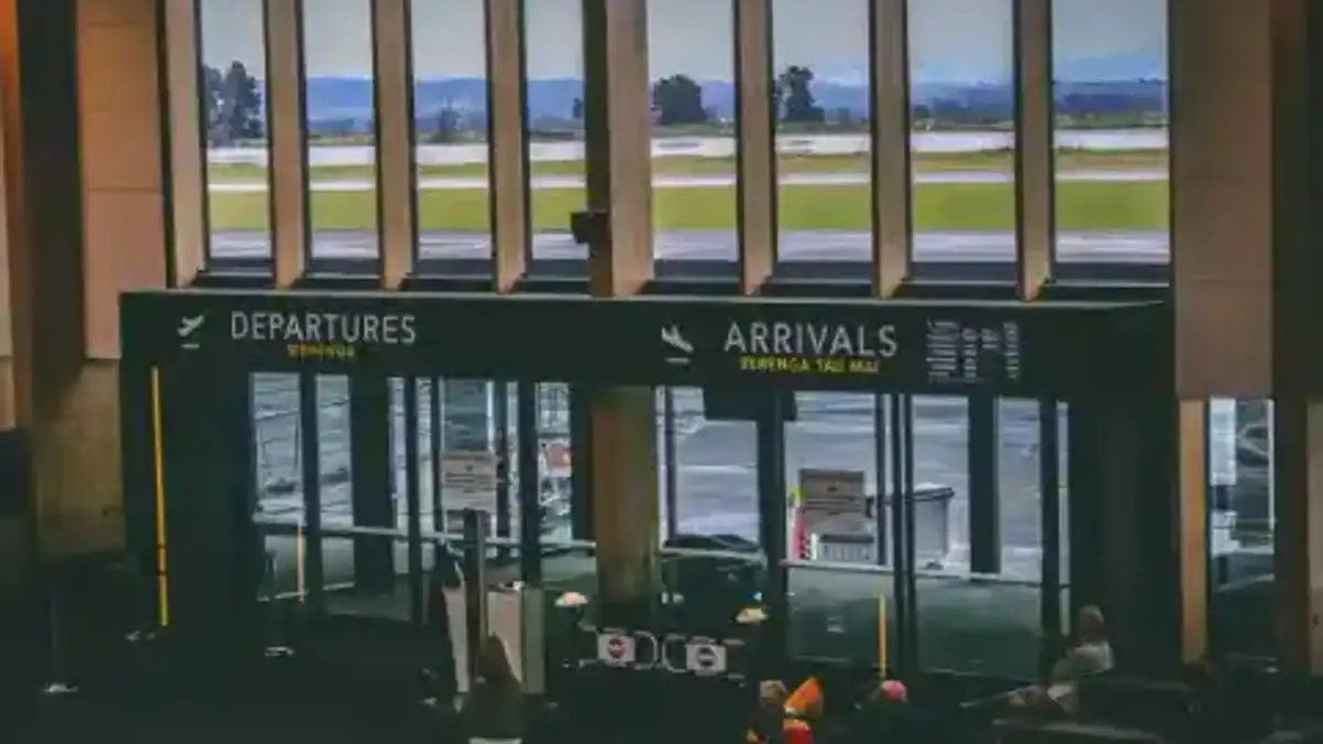 Zone des arrivées et des départs d’un aéroport — sélection Suntransfers